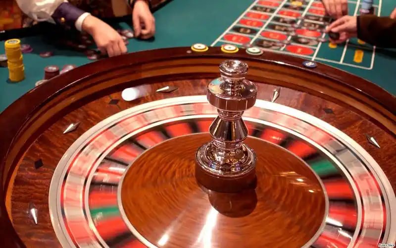 Người chơi tham gia live casino trên thiết bị di động với giao diện tiếng Việt thân thiện